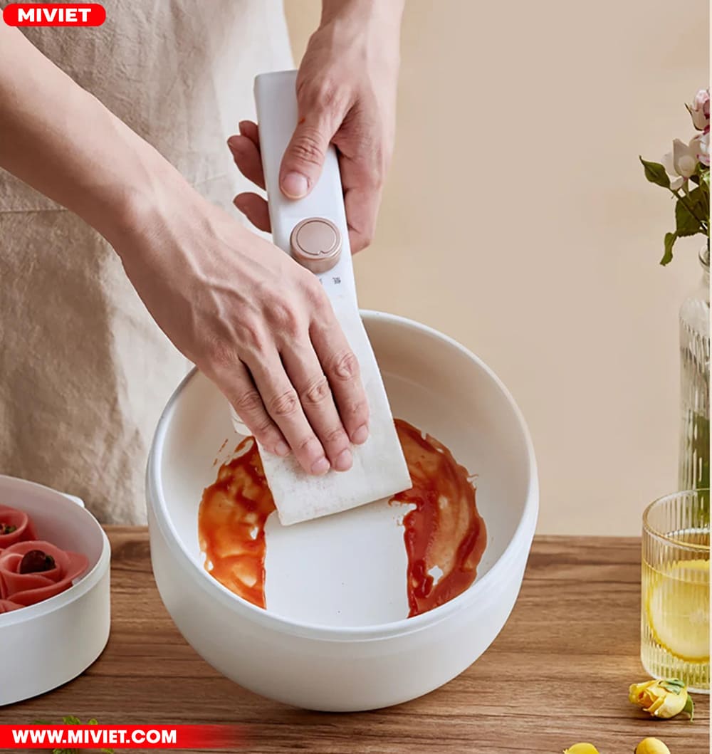 Dung tích 1.6 lít, lòng nồi tráng men