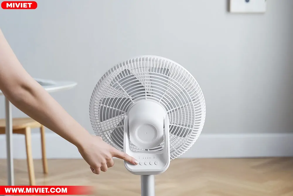 Điều kiểm quạt Gen 3 Pro thông qua các nút bấm trên thân quạt